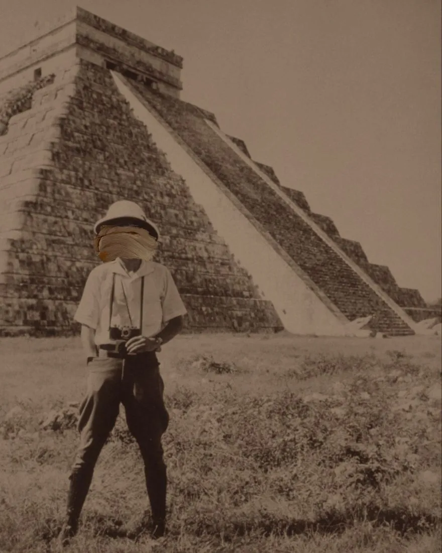 Un viajero frente a la pirámide de Chichén Itzá