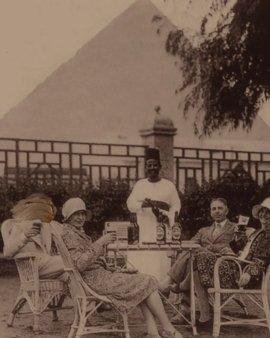 Una mesa de viajeros brindando frente a las pirámides de Giza