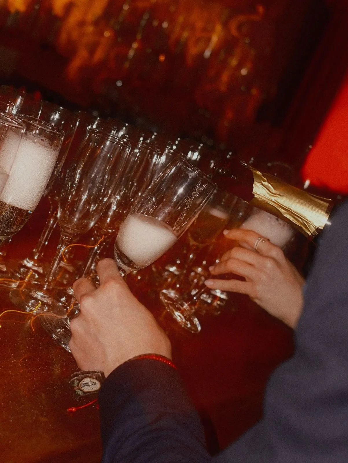 Brindis con champaña en una celebración en GURU